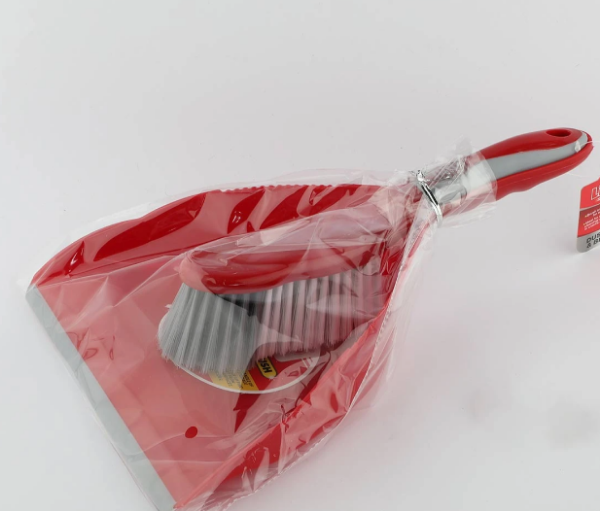 صورة درزن مكنسه مع جاروف في تو